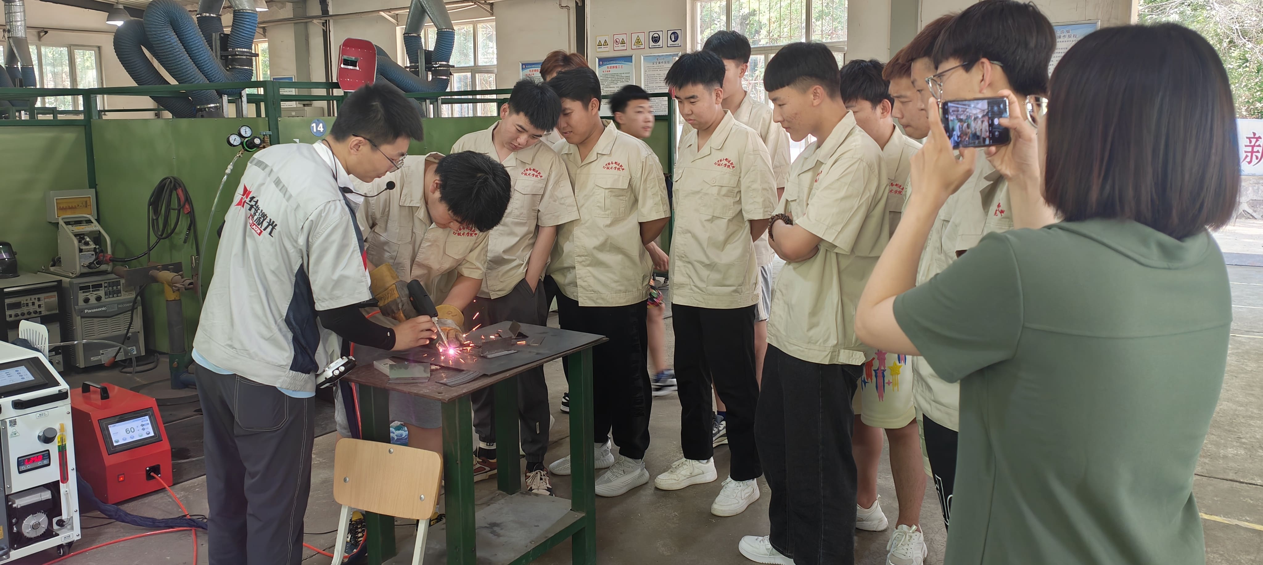 Welder Welder Hands ຂອງ Handeri Landhold ຂອງ HUSWEI ເລເຊີເພີ່ມການຝຶກອົບຮົມທັກສະໃນທີ່ Lia Monitor Tech College